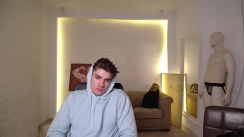 Snapshot of maxkaiden chatting on February 14, 9:24 am MaxKaiden online show from February 14, 9:24 am