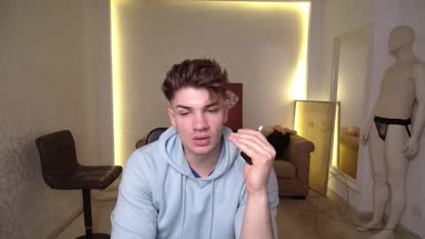 Snapshot of maxkaiden chatting on February 21, 5:35 am MaxKaiden online show from February 21, 5:35 am