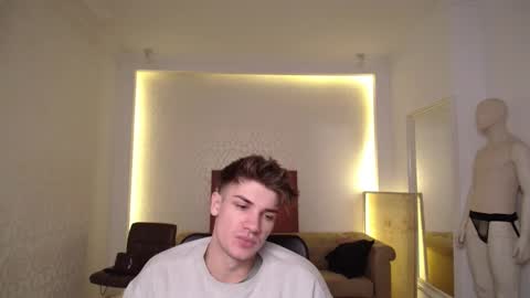 Snapshot of maxkaiden chatting on February 25, 5:30 am MaxKaiden online show from February 25, 5:30 am