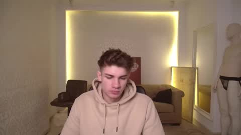 Snapshot of maxkaiden chatting on February 27, 5:45 am MaxKaiden online show from February 27, 5:45 am