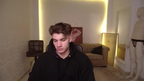 Snapshot of maxkaiden chatting on March 1, 5:09 am MaxKaiden online show from March 1, 5:09 am