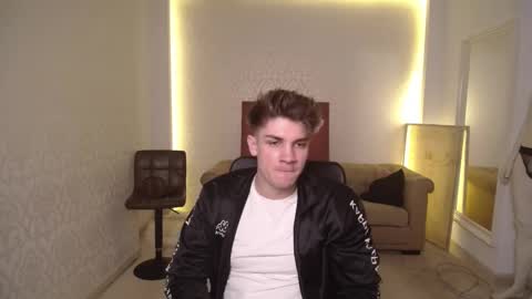 Snapshot of maxkaiden chatting on March 4, 5:21 am MaxKaiden online show from March 4, 5:21 am