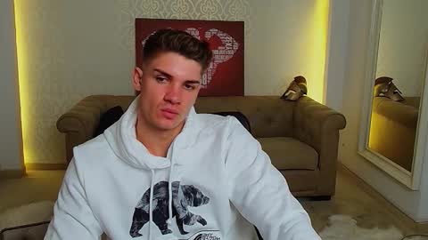 Snapshot of maxkaiden chatting on September 17, 4:25 am MaxKaiden online show from September 17, 4:25 am