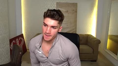 Snapshot of maxkaiden chatting on October 5, 4:44 am MaxKaiden online show from October 5, 4:44 am