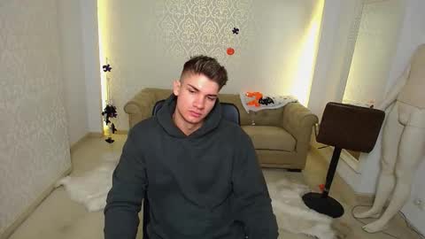 Snapshot of maxkaiden chatting on October 28, 5:44 am MaxKaiden online show from October 28, 5:44 am