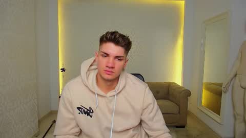 Snapshot of maxkaiden chatting on November 9, 5:28 am MaxKaiden online show from November 9, 5:28 am