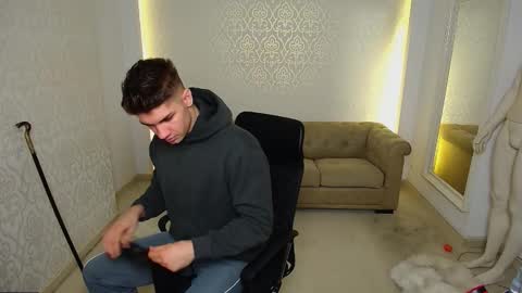 Snapshot of maxkaiden chatting on November 11, 6:02 am MaxKaiden online show from November 11, 6:02 am