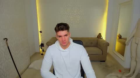 Snapshot of maxkaiden chatting on November 12, 5:41 am MaxKaiden online show from November 12, 5:41 am