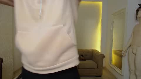 Snapshot of maxkaiden chatting on November 17, 5:35 am MaxKaiden online show from November 17, 5:35 am