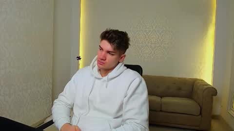 Snapshot of maxkaiden chatting on November 23, 5:29 am MaxKaiden online show from November 23, 5:29 am