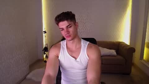 Snapshot of maxkaiden chatting on November 25, 5:51 am MaxKaiden online show from November 25, 5:51 am