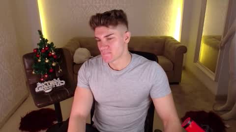 Snapshot of maxkaiden chatting on December 3, 6:10 am MaxKaiden online show from December 3, 6:10 am