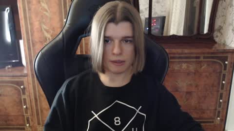 Max online show from December 3, 5:45 pm