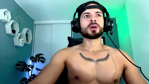 Snapshot of maxtowers chatting on November 7, 1:27 am Maxi online show from November 7, 1:27 am