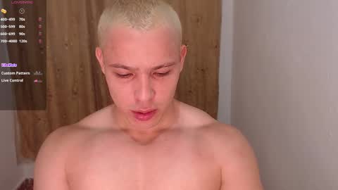 Snapshot of maxwel949813 chatting on February 27, 11:41 am Max online show from February 27, 11:41 am