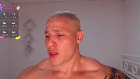 Snapshot of maxwel949813 chatting on October 27, 1:42 am Max online show from October 27, 1:42 am