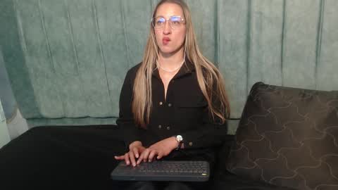 Snapshot of maya25_ chatting on September 21, 12:07 pm Maya online show from September 21, 12:07 pm