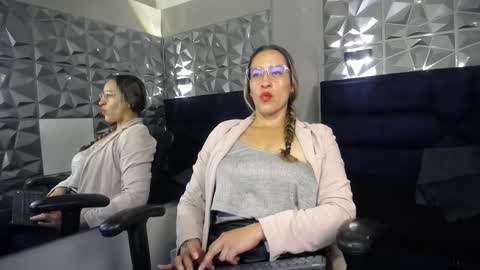 Snapshot of maya25_ chatting on October 3, 1:41 pm Maya online show from October 3, 1:41 pm