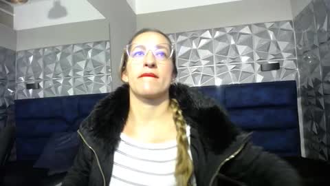 Snapshot of maya25_ chatting on October 4, 12:58 pm Maya online show from October 4, 12:58 pm