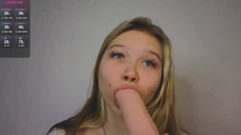 Snapshot of mayaster chatting on October 31, 1:23 pm Maya online show from October 31, 1:23 pm