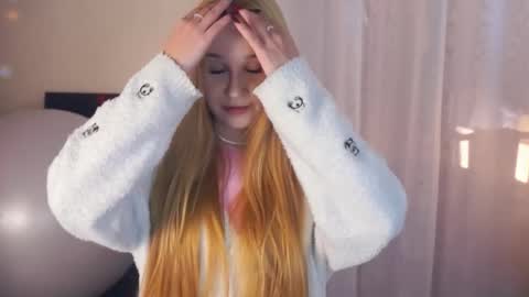 Snapshot of maybellebyone chatting on December 22, 3:53 pm Milina online show from December 22, 3:53 pm