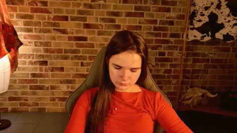 Snapshot of maybloom_ chatting on November 18, 5:23 am maybloom_ online show from November 18, 5:23 am