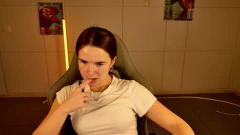 Snapshot of maybloom_ chatting on November 22, 5:28 am maybloom_ online show from November 22, 5:28 am