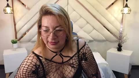 Mailyn online show from February 13, 8:55 pm