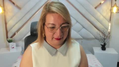 Mailyn online show from March 11, 11:44 am