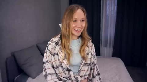 Snapshot of mckenziedyen chatting on October 31, 8:15 am Mary online show from October 31, 8:15 am