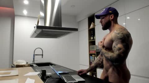 Snapshot of mealphamale chatting on December 16, 6:57 pm Alpha Male online show from December 16, 6:57 pm