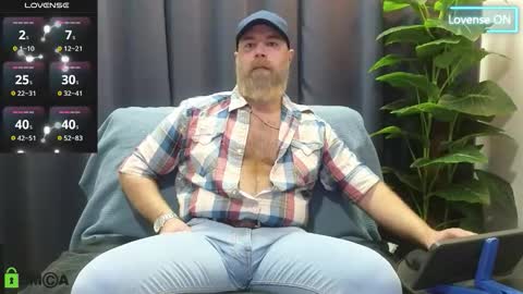 Snapshot of meaty_roll chatting on October 15, 3:17 am Meaty Roll online show from October 15, 3:17 am