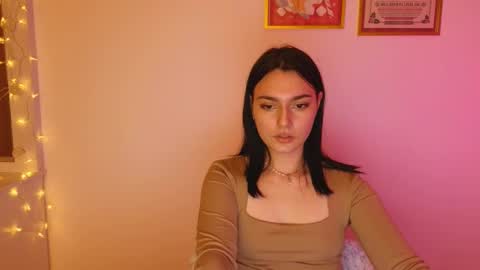 Snapshot of medina_andress chatting on February 25, 4:42 pm Dina online show from February 25, 4:42 pm