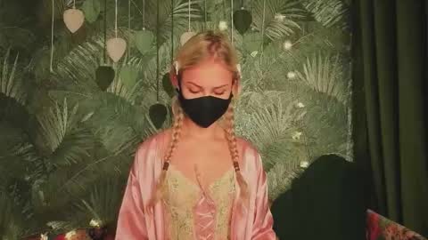 Snapshot of meeeewmeeeeow chatting on October 27, 9:30 pm meeeewmeeeeow online show from October 27, 9:30 pm