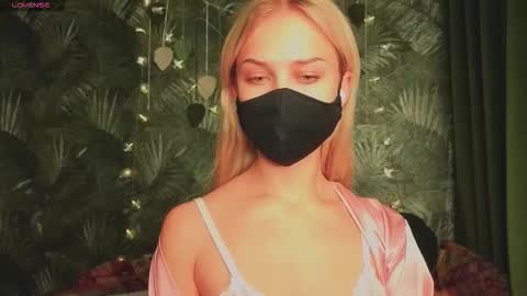 Snapshot of meeeewmeeeeow chatting on November 18, 8:46 pm meeeewmeeeeow online show from November 18, 8:46 pm