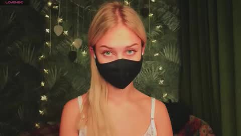 Snapshot of meeeewmeeeeow chatting on November 22, 10:53 pm meeeewmeeeeow online show from November 22, 10:53 pm