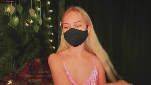 Snapshot of meeeewmeeeeow chatting on November 27, 9:28 pm meeeewmeeeeow online show from November 27, 9:28 pm