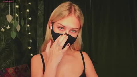 Snapshot of meeeewmeeeeow chatting on November 29, 9:18 pm meeeewmeeeeow online show from November 29, 9:18 pm