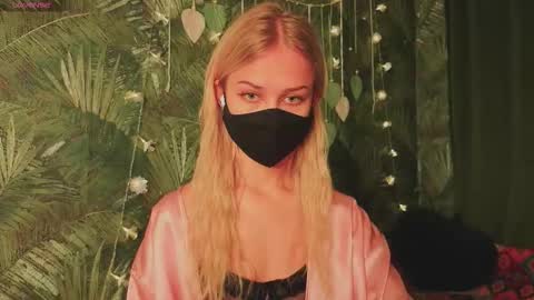 Snapshot of meeeewmeeeeow chatting on December 4, 3:49 am meeeewmeeeeow online show from December 4, 3:49 am