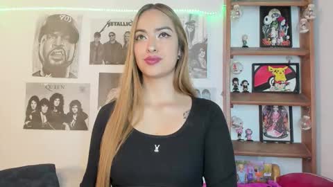 Snapshot of meeowlody chatting on November 10, 11:15 pm Emily online show from November 10, 11:15 pm