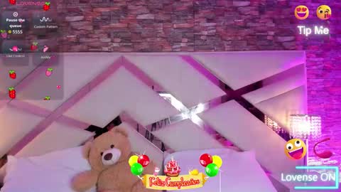 Snapshot of megan_devon chatting on October 28, 11:03 am online show from October 28, 11:03 am