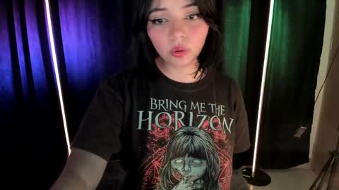 Snapshot of megan_evaans chatting on December 6, 8:40 pm welcome guys please help me to reach 100 hands up Thanks online show from December 6, 8:40 pm