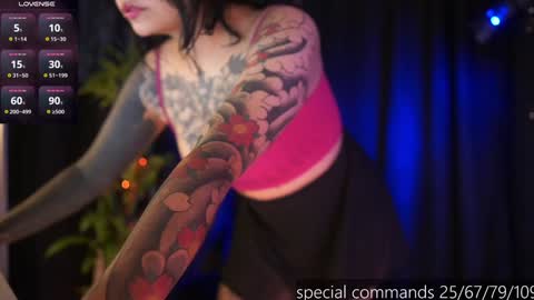 Snapshot of megan_evaans chatting on December 29, 6:27 pm welcome guys please help me to reach 100 hands up Thanks online show from December 29, 6:27 pm