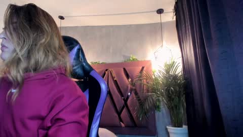 Snapshot of megan_inked_ chatting on December 31, 2:40 am online show from December 31, 2:40 am