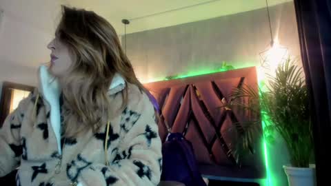 Snapshot of megan_inked_ chatting on January 9, 2:33 am online show from January 9, 2:33 am