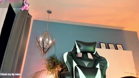 Snapshot of megan_inked_ chatting on October 1, 3:01 am online show from October 1, 3:01 am