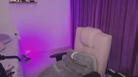                 Laura                 online show from January 14, 3:32 am