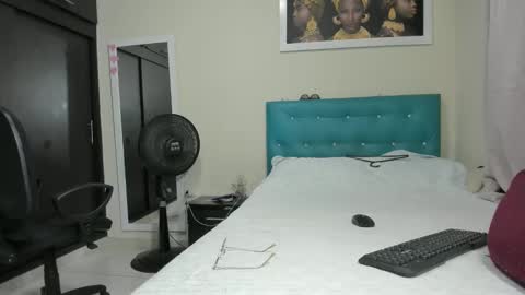 Snapshot of meganhotxx2 chatting on September 16, 2:01 am megan online show from September 16, 2:01 am