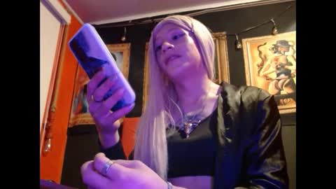 Snapshot of megannixx chatting on October 7, 4:42 am megannixx online show from October 7, 4:42 am