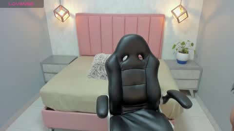 Snapshot of meganzarick chatting on October 6, 12:46 pm M E G A N online show from October 6, 12:46 pm